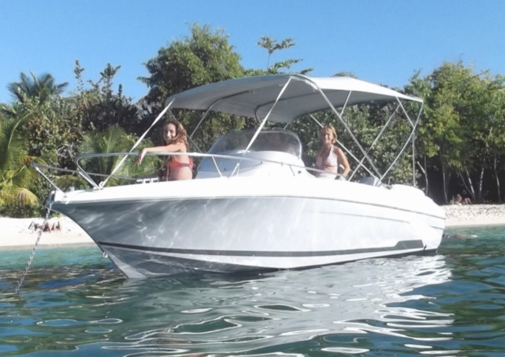 Location de bateaux à moteur en Guadeloupe avec Chris Marine